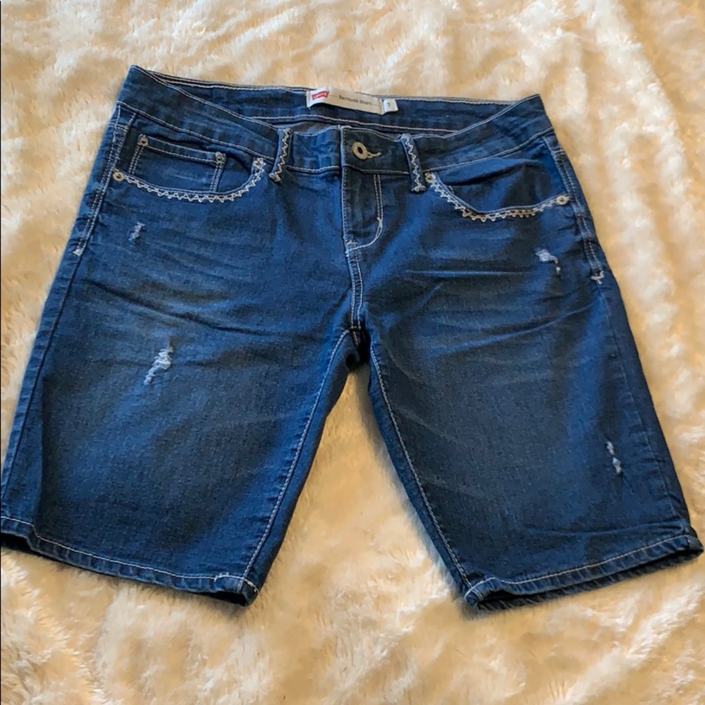 Levi’s dark wash denim Bermuda short sz. 7